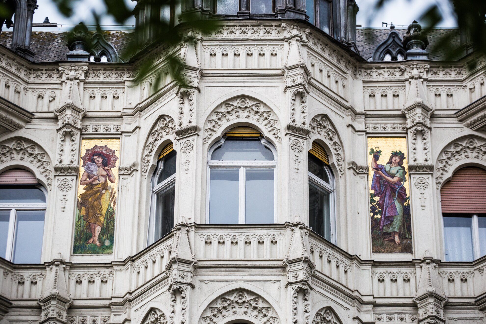 Budai társasház díszes homlokzata
